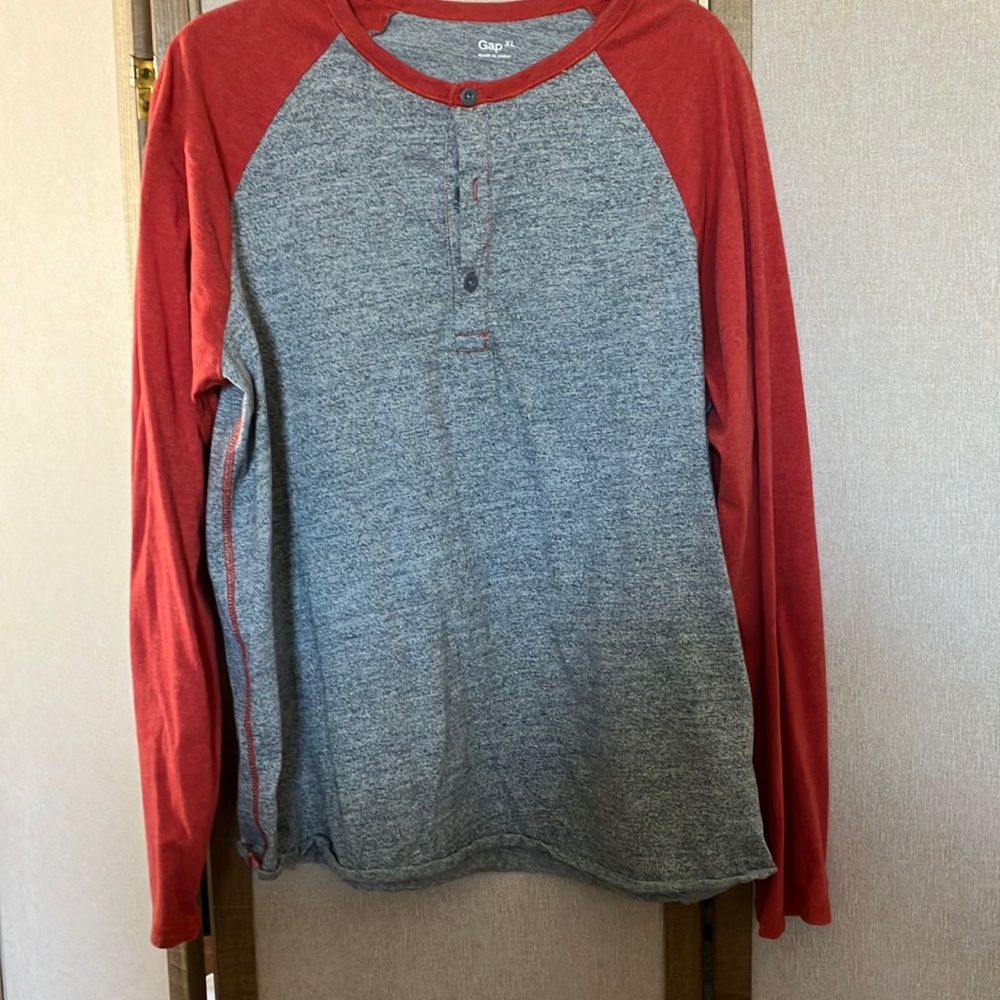 FINAL MARKDOWN Men’s GAP Red and Gray Raglan Henley xl